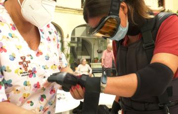 Un traje especial nos pone en la piel de una persona mayor