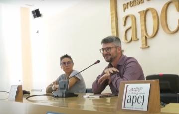 La presentación de La memoria de los ratones llena el salón de actos de la Asociación de la Prensa.