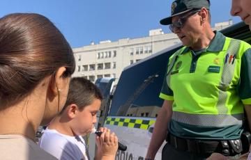 Imagen de un niño haciendo prueba de alcoholemia. 
