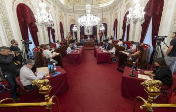 Lorena Garrón destaca la apuesta por la sostenibilidad en materia turística y la defensa de los servicios públicos frente a los intereses de las grandes multinacionales.