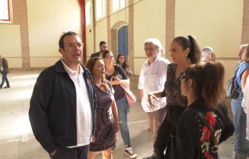 EL alcalde, junto a miembros de su equipo de gobierno, durante la clausura de las jornadas de puertas abiertas de los antiguos depósitos de Tabaco