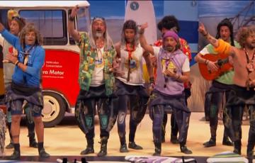 Agrupación actuando sobre las tablas del Falla.