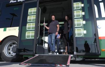 El alcalde de Cádiz, José María González durante la presentación de los nuevos vehículos 