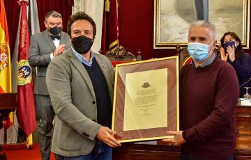 El Ayuntamiento reconoce así a la persona o instituciones que trabajan en la defensa de los derechos humanos