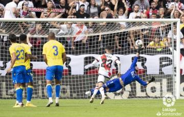 El primer gol del Rayo llegaba tras un penalti y expulsión de Iza. 