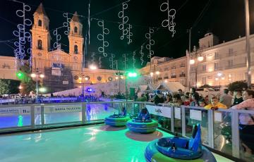 Esta tarde ha tenido lugar la inauguración de las tracciones de hielo sintético en San Antonio