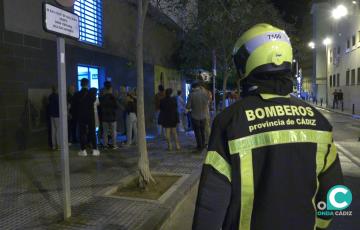 Un efectivo de Bomberos en el momento del desalojo del edificio 