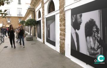 La concejala de Cultura, Lola Cazalilla, junto a la fotógrafa Carmen Khalo 