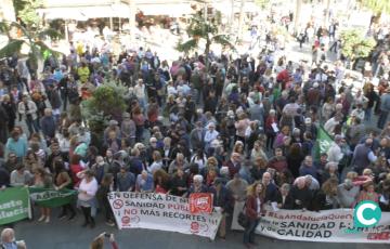 Unas mil personas se han congregado en San Juan de Dios para participar en la concentración en defensa de la sanidad pública
