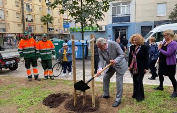 Jesús Maeztu planta un árbol en el barrio