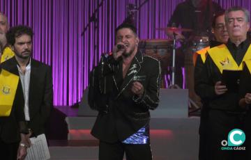 David Palomar acompañado por la coral de la UCA 