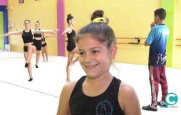 Sofía busca aportaciones para elaborar una cesta de navidad, y poder sortearla