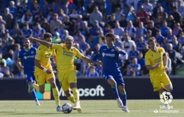 Brian Ocampo perseguido por Luis Milla en una jornada del partido