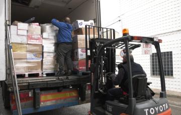 Camión descarga mercancías