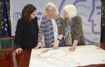 La presidenta de APBC junto a las delegada de la Junta y de Fomento con el plan especial del puerto sobre la mesa