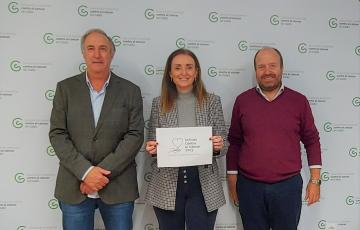 Jorge Puerto y María Jiménez, gerentes de Quesería El Gazul y de AECC-Cádiz, tras el acuerdo