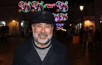 Antonio García Fernández con el tipo de 'Aires de mi tierra'. Foto de Tele Puerto Real 