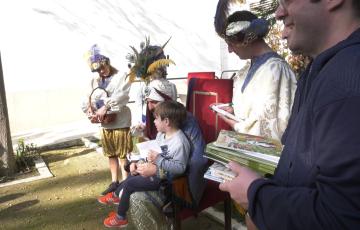 El Cartero Real ha entregado a los pequeños un libro como regalo de la Fundación del Cádiz C.F. 