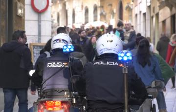 Dos efectivos motorizados del grupo Hércules recorren la zona comercial del centro de Cádiz