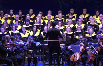 Aprovechando su tradicional concierto de Navidad en el Gran Teatro Falla, estuvo acompañada de la Orquesta Álvarez Beigbeder.