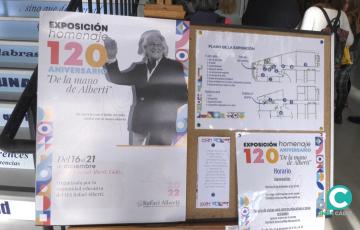 El vestíbulo del IES Rafael Alberti acoge una exposición para conmemorar el 120 aniversario del nacimiento del poeta