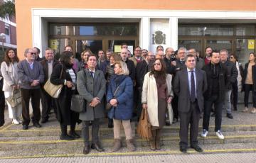 Los abogados y procuradores protestan ante el edificio clausurado de los juzgados de San José