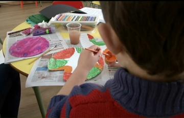 Un menor juega en la ludoteca navideña 