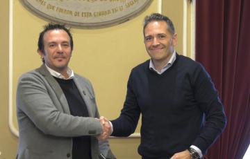 El alcalde de Cádiz y el director de Valoriza simbolizan el acuerdo con este apretón de manos 
