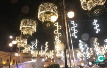 La plaza de San Antonio con la iluminación extraordinaria de Navidad encendida 