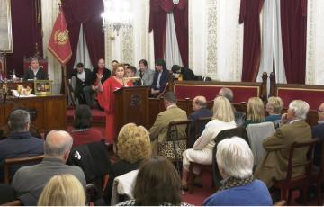 El salón de plenos del Ayuntamiento se quedó pequeño para acoger al publico asistente al pregón de la Navidad de Manoli Lemos