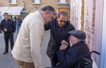 El artista, Juan Manuel Fernández Pujol, junto al concejal de Patrimonio, Francisco Cano