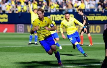 Alex Fernández celebra su gol del 2-0 de penalti