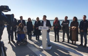 Bruno García, junto a compañeros del PP, durante su presentación como candidato a la alcaldía de Cádiz