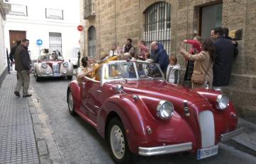 La Estrella de Oriente durante su recorrido en coche clásico descapotable 
