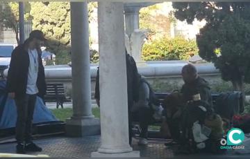 Jesús Carrillo visitando a algunas de las personas sin hogar de la ciudad.