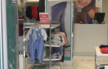 Uno de los comercios de la ciudad en periodo de rebajas