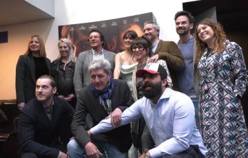 Foto de familia de las autoridades con parte del equipo de "Lobo feroz"