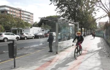 El Ayuntamiento aprueba el pliego para licitar la remodelación de los carriles bici y las paradas de autobús en la avenida Sanidad Pública