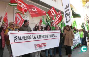 La concentración de este martes ha tenido lugar a las puertas del Centro de Salud La Paz