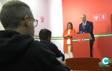 El secretario general del PSOE de Cádiz, Juan Carlos Ruiz Boix, durante la rueda de presa