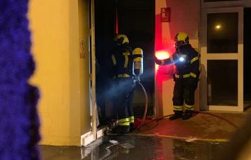 Bomberos actúan en el interior de la residencia