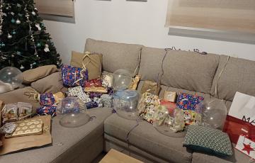 Un sofá con regalos en el día de Reyes