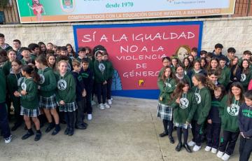 Imagen del mural con el alumnado del colegio  Argantonio