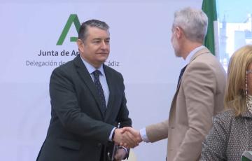 El consejero de Presidencia saluda a uno de los asistentes a la comisión de seguimiento de la ITI