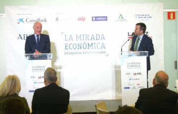 El presidente de GAD3, junto al director de la Voz, durante su conferencia en "La mirada económica"