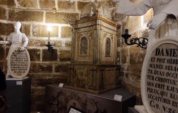 Las obras de La Roldana están expuestas tras una vitrina especial