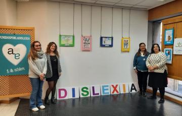 Las concejalas de Feminismos y de  Enseñanza, junto a la presidenta de Dislexia Cádiz durante la inauguración de la exposición