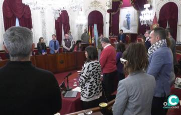 EL pleno de enero ha comenzado con un minuto de silencio en recuerdo de las víctimas de violencia de género