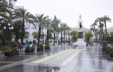 Detalle de la plaza de San Juan de Dios durante la llegada de una borrasca en Cádiz.
