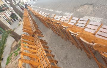 Las sillas se encuentran instaladas desde este sábado en la avenida principal de la ciudad